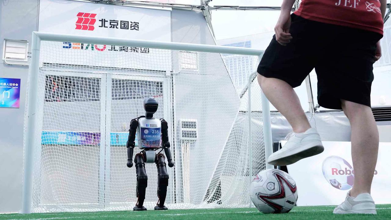 FOTO: Aksi Seru Robot Humanoid Main Bola Jelang World Humanoid Robot Games 2025