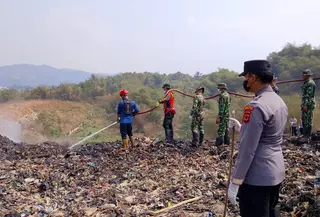 400 Personel Gabungan Diterjunkan Padamkan TPA Cikundul hingga Polisi Usut Dugaan Sabotase
