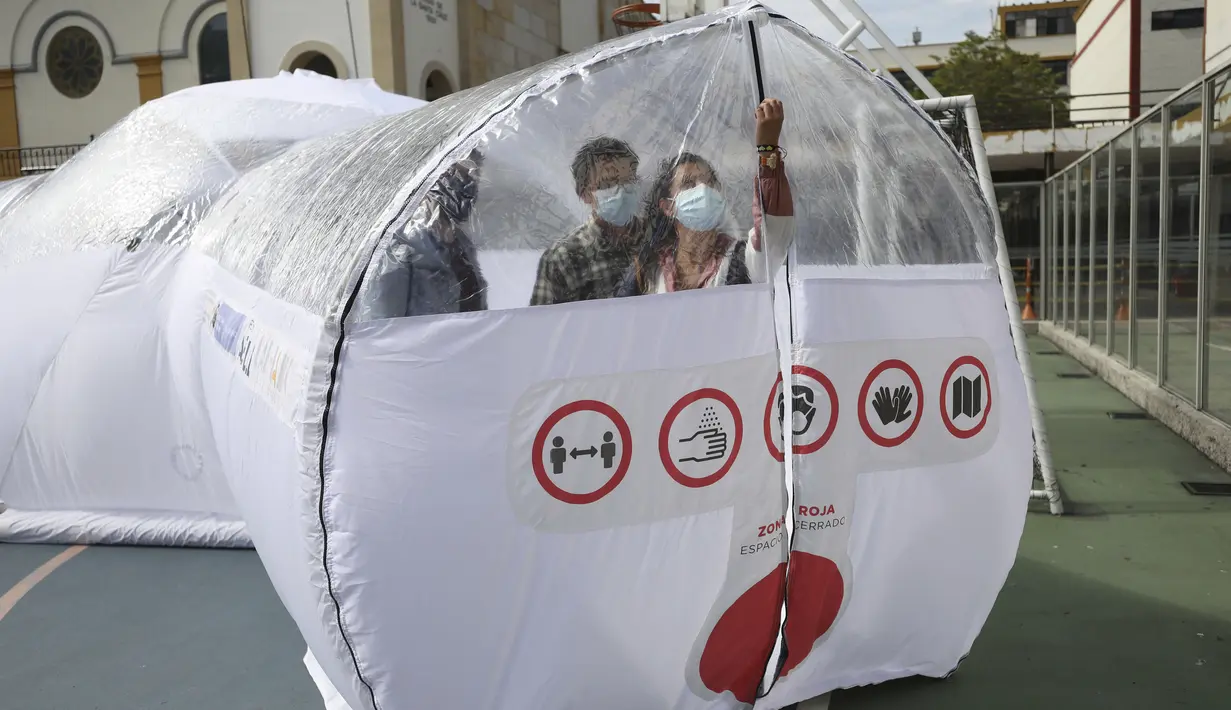 Perancang berdiri di dalam salah satu Unit Isolasi Epidemiologi Portabel selama presentasi media, di Bogota, Kolombia, Selasa (16/2/2021). Unit isolasi portabel ini bisa digunakan di daerah yang tidak ada rumah sakit terdekat atau rumah sakit yang kewalahan pasien. (AP Photo/Fernando Vergara)