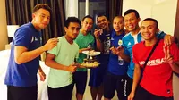 Gelandang Persib, M. Taufiq, merayakan HUT ke-29 bersama rekan-rekannya di Surabaya, Minggu (29/11/2015). (Bola.com/Zaidan Nazarul)