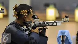 Petembak Indonesia, M Hasan Busri saat berlaga di 39th South East Asia Shooting Championships kelas 10m Air Rifle Men, Jakarta, Kamis (19/11/2015). Hasan kalah dari Yu Heng Lin (Taipei) dan meraih perak dengan 200.2 poin. (Liputan6.com/Helmi Fithriansyah)