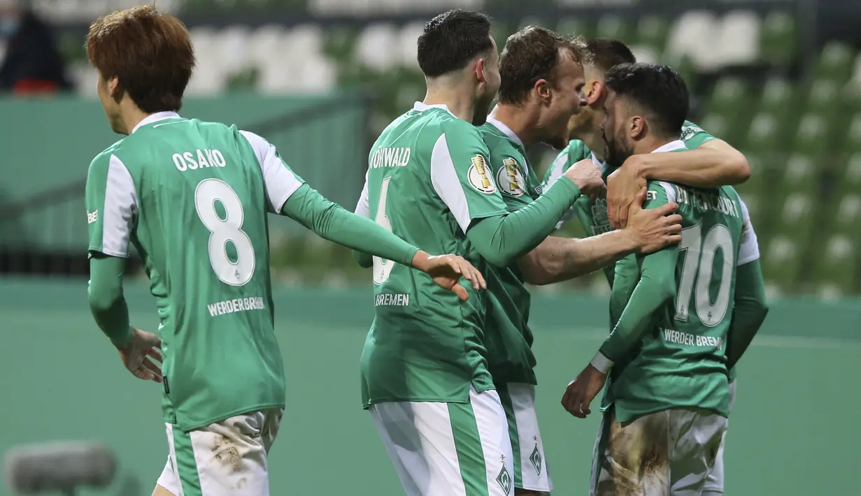 Para pemain Werder Bremen merayakan gol ke gawang RB leipzig yang dicetak gelandang Leonardo Bittencourt (kanan) dalam laga semifinal DFB Pokal di Weserstadion, Bremen, Jumat (30/4/2021). Werder Bremen kalah 1-2 dari RB Leipzig melalui babak perpanjangan waktu. (AFP/Cathrin Mueller/Pool)