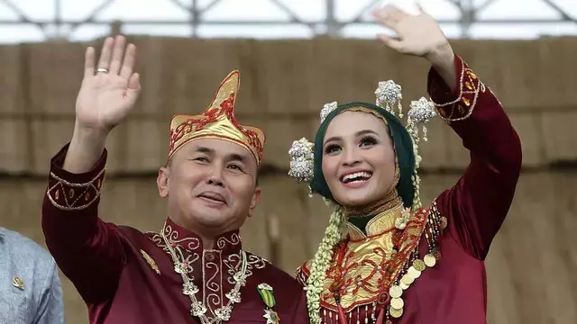 6 Momen Romantis Sugianto Sabran, Mantan Suami Ussy Sulistiawaty dan Istrinya