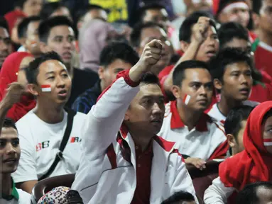 Menteri Pemuda dan Olahraga Imam Nahrawi saat memberi dukungan kepada Timnas Indonesia saat nonton bareng Final  Piala AFF 2016 di Kemenpora, Jakarta, (17/12). Final tersebut mempertemukan Indonesia dengan Thailand. (Liputan6.com/Gempur M Surya)