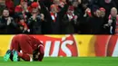 Pemain Liverpool, Mohamed Salah sujud syukur usai mencetak gol ke gawang AS Roma pada semifinal Liga Champions di Stadion Anfield, Liverpool, Inggris, Selasa (24/4). Liverpool menang 5-2 atas AS Roma. (AP Photo/Rui Vieira)