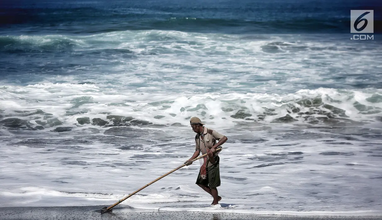 Marsiono, mencari undur-undur atau yutuk di bibir Pantai Bocor, Kabupaten Kebumen, Jawa Tengah, Sabtu (05/5). Satu kilogram undur-undur dihargai Rp 30 ribu. (Liputan6.com/Fery Pradolo)