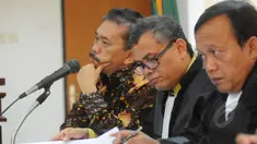 Terdakwa Bupati nonaktif Tapanuli Tengah Raja Bonaran Situmeang (kiri) menyimak penjelasan saksi saat mengikuti sidang di Pengadilan Tipikor, Jakarta, Senin (30/3/2015). (Liputan6.com/Herman Zakharia)