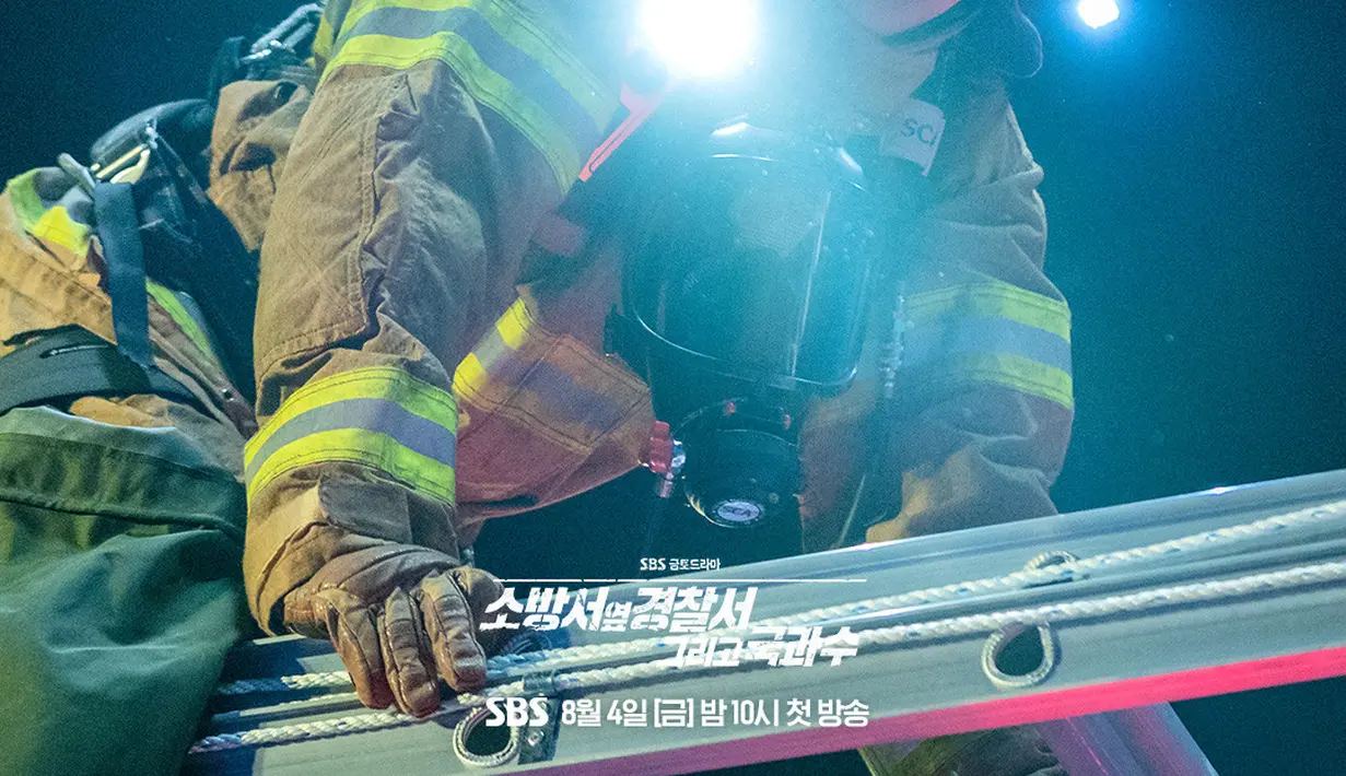 Potongan gambar yang dirilis menunjukkan Jin Ho Gae dan Bong Do Jin bekerja bersama di lokasi kebakaran hanya dengan seutas tali untuk menopang mereka. (Foto: SBS via Soompi)