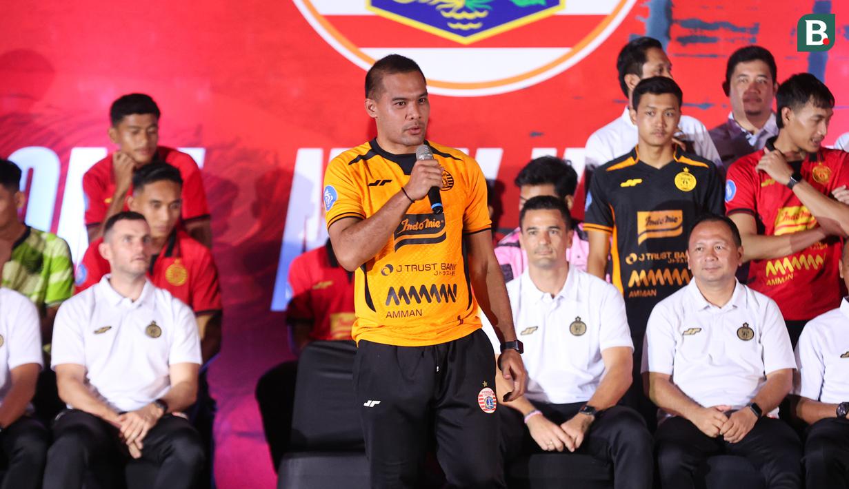 <p>Andritany Ardhiyasa menyapa para Jakmania Yang hadir di acara launching tim dan jersey Persija Jakarta Yang berlangsung di Jakarta International Stadium (JIS), Rabu (7/8/2024) malam WIB.</p>