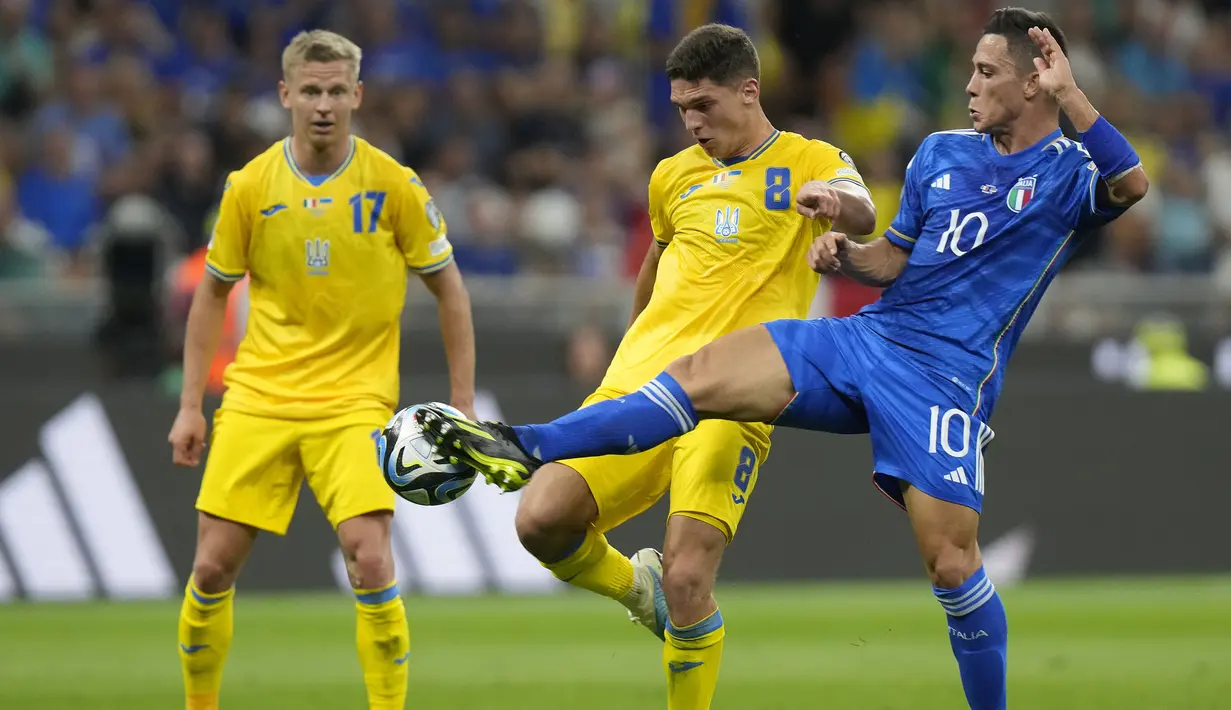 Gelandang Timnas Italia, Giacomo Raspadori (kanan) berebut bola dengan gelandang Timnas Ukraina, Georgiy Sudakov pada laga Grup C Kualifikasi Euro 2024 di San Siro Stadium, Milan, Rabu (13/9/2023) dini hari WIB. (AP Photo/Luca Bruno)