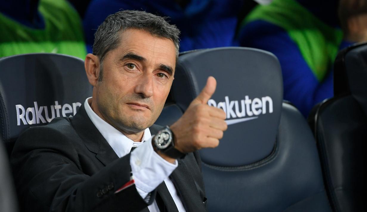 Ernesto Valverde. Usai dipecat dari Barcelona pada Januari 2020, pelatih berusia 57 tahun ini hingga kini masih menganggur. Selama 2,5 musim membesut Blaugrana, prestasinya cukup mentereng dengan mempersembahkan 4 gelar juara. (AFP/Lluis Gene)
