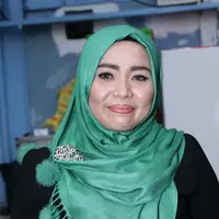 Muzdalifah tampaknya tidak mau berlama-lama menjadi single parent. Agar tidak salah dalam memilih calon pendampingnya, ia berkonsultasi dengan Ustad Zack Mirza. (Andy Masela/Bintang.com)