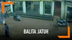 Seorang bocah laki-laki berusia dua tahun jatuh dari lantai tiga bangunan di India. Beruntung, nyawa bocah tersebut selamat.