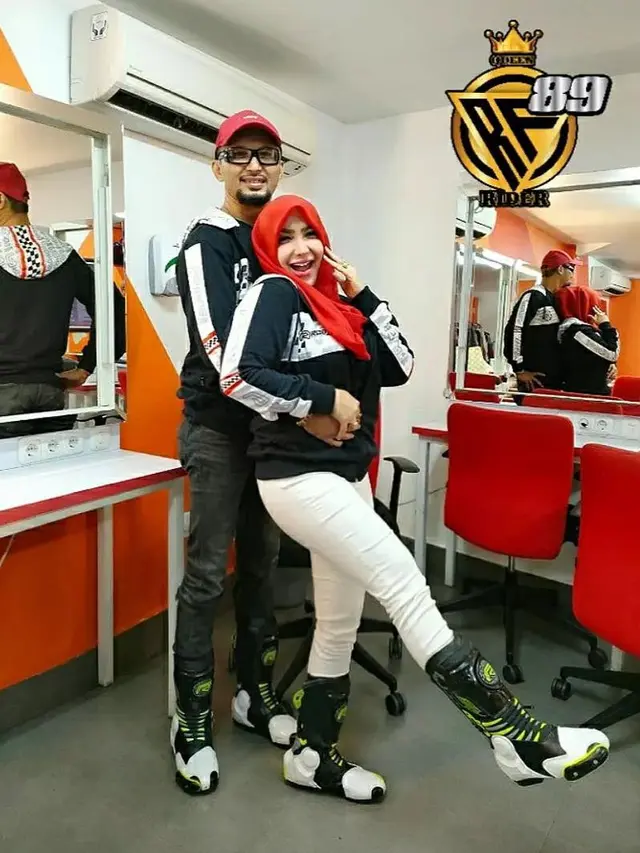6 Potret Roro Fitria dan Suami Usai Menikah, Ajak Bikin Video Klip Bareng