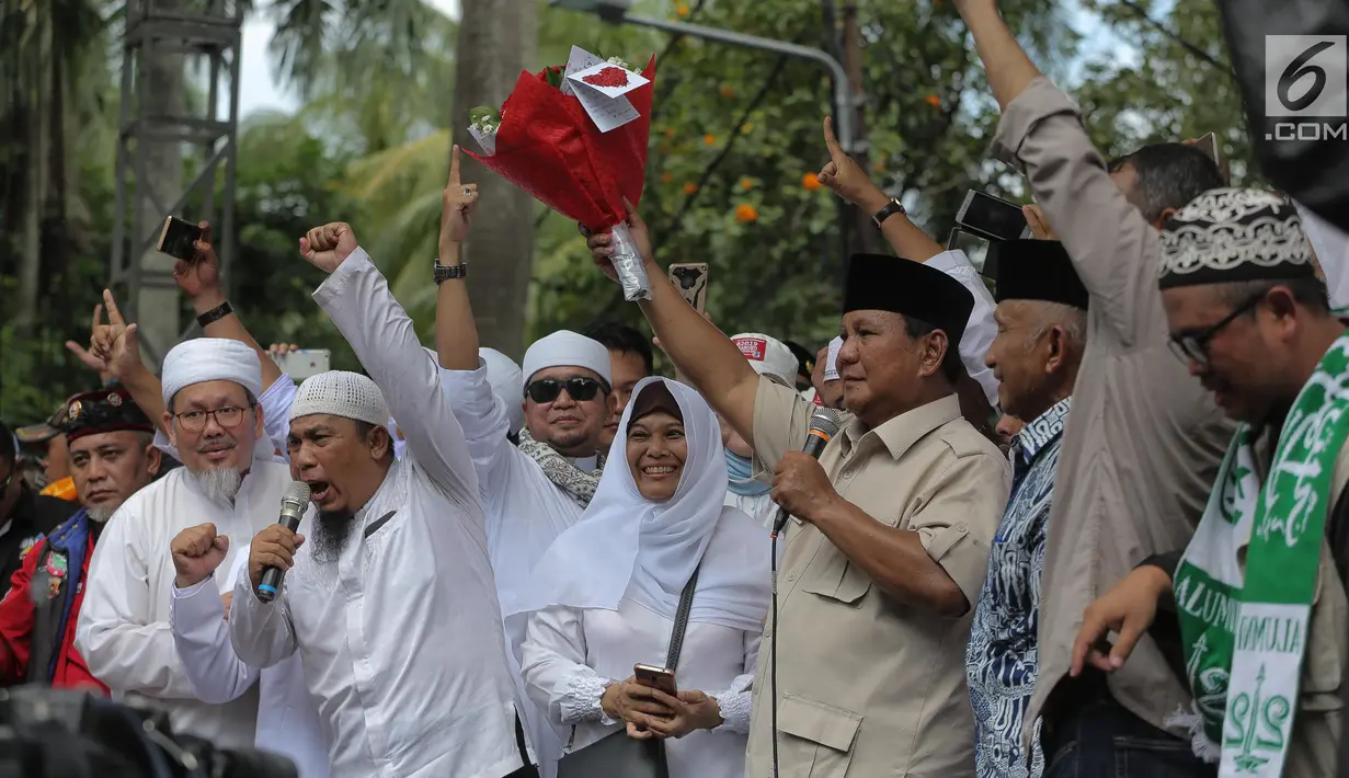 Capres nomor urut 02 Prabowo Subianto saat menghadiri syukuran kemenangan di kediaman Prabowo, di Kertanegara, Jakarta, Jumat (19/4). Acara dengan tema gema nisfu sya'ban sekaligus ucapan syukur kemenangan Prabowo - Sandiaga tersebut dihadiri ribuan pendukung. (Liputan6.com/Faizal Fanani)