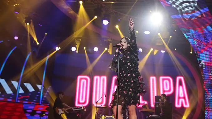 [Bintang] Dua Lipa Terima Trofi dan Meriahkan SCTV Music Awards 2017