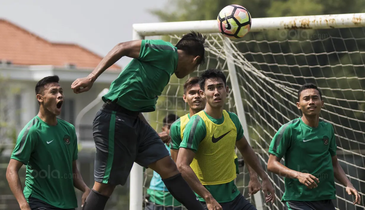 Bek Timnas Indonesia U-22, Putu Gede, melakukan sundulan saat latihan di Lapangan SPH Karawaci, Banten, Kamis (10/8/2017). Latihan dilakukan sebagai persiapan jelang SEA Games 2017 Malaysia. (Bola.com/Vitalis Yogi Trisna)