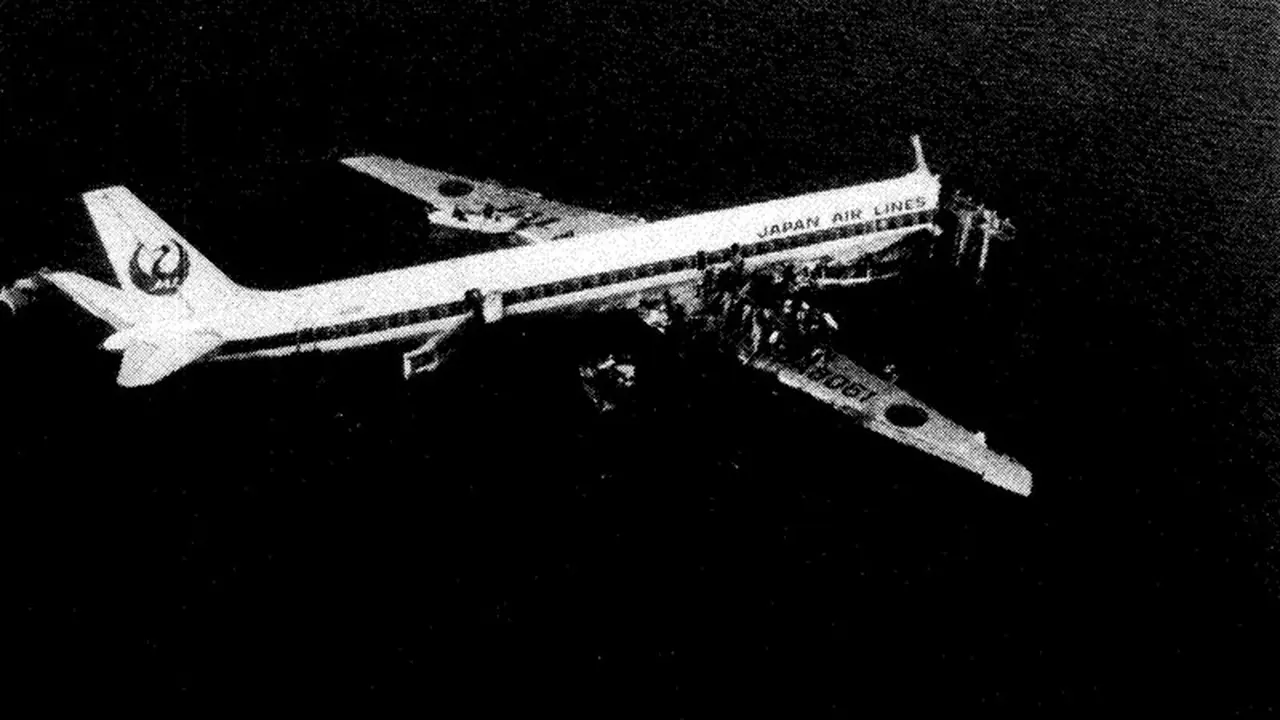 Pesawat Japan Airlines Flight 350 (JA8061) jatuh di perairan dangkal Tokyo Bay (Teluk Tokyo) Jepang. (JTSB melalui Wikimedia Commons)