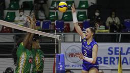 Pemain Bandung BJB Tandamata, Nikoleta Perovic (kanan) melepaskan spike saat melawan Gresik Petrokimia Pupuk Indonesia pada laga final four PLN Mobile Proliga 2022 di Padepokan Bola Voli Sentul, Jumat (11/3/2022). BJB Tandamata menang 3-2 (16-25, 27-29, 25-19, 25-22,15-11). (Bola.com/M Iqbal Ichsan)