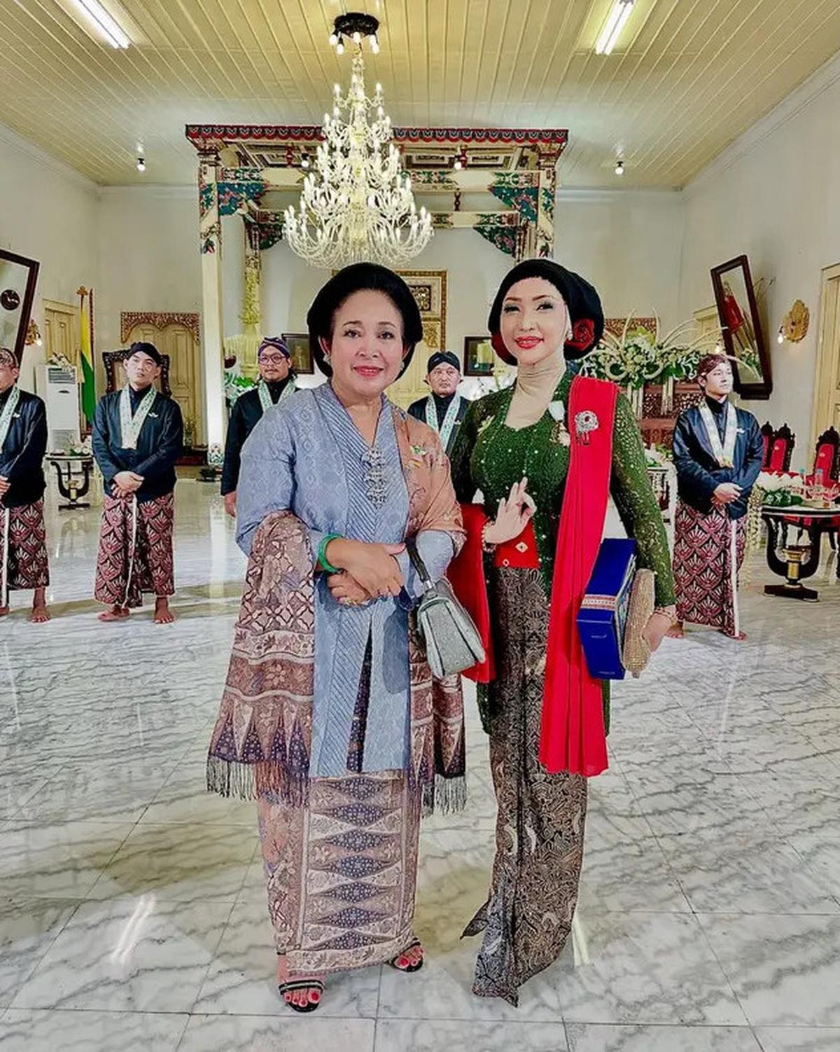 5 Inspirasi Model Clutch ala Roro Fitria, Cocok Dipadukan dengan Kebaya