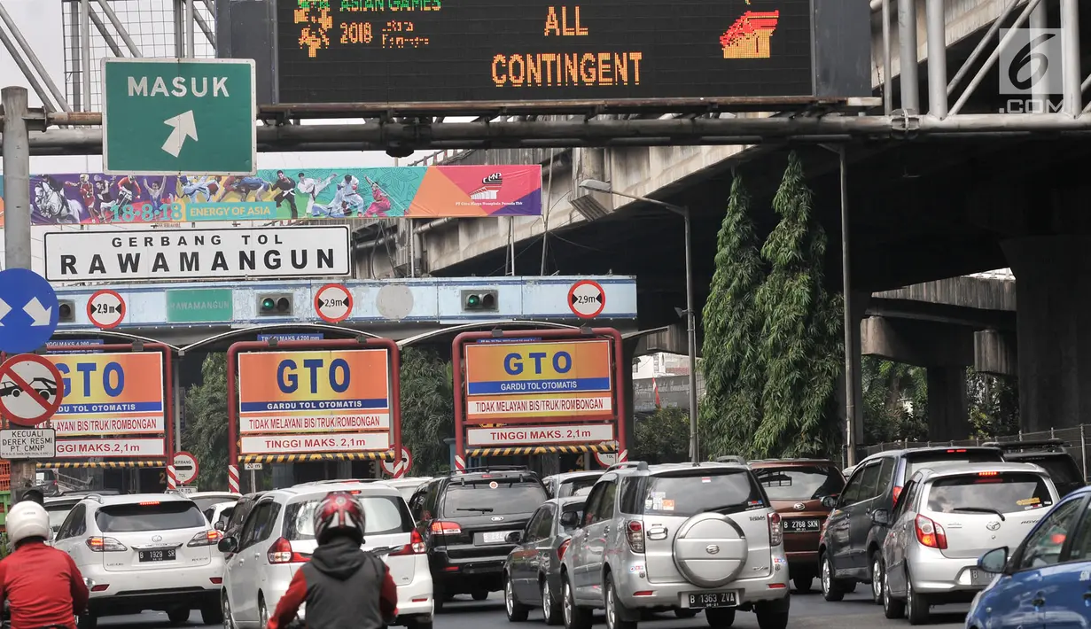 Kendaraan antre memasuki gerbang Tol Rawamangun, Jakarta, Minggu (29/7). Badan Pengelola Transportasi Jabodetabek (BPTJ) resmi mengumumkan 19 gerbang tol yang akan ditutup selama penyelenggaraan Asian Games 2018. (Merdeka.com/Iqbal S. Nugroho)