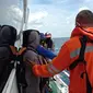 Petugas SAR gabungan dalam operasi pencarian korban speedboat yang tenggelam di Banggai Laut. Operasi itu akhirnya dihentikan, Minggu (8/11/2020) setelah 7 hari digelar dan akan dilanjutkan dengan pemantauan. (Foto: Basarnas Palu).
