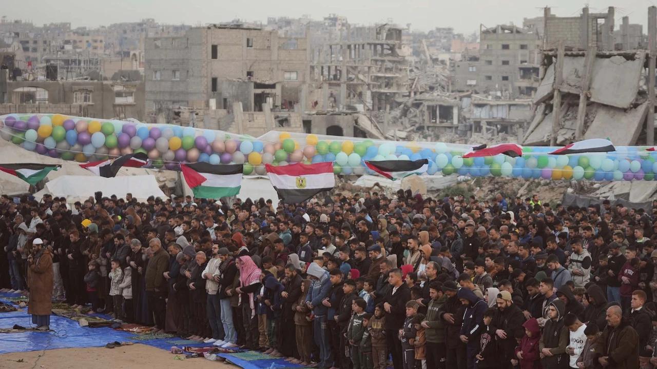 FOTO: Salat Idul Fitri di Tengah Reruntuhan Gaza