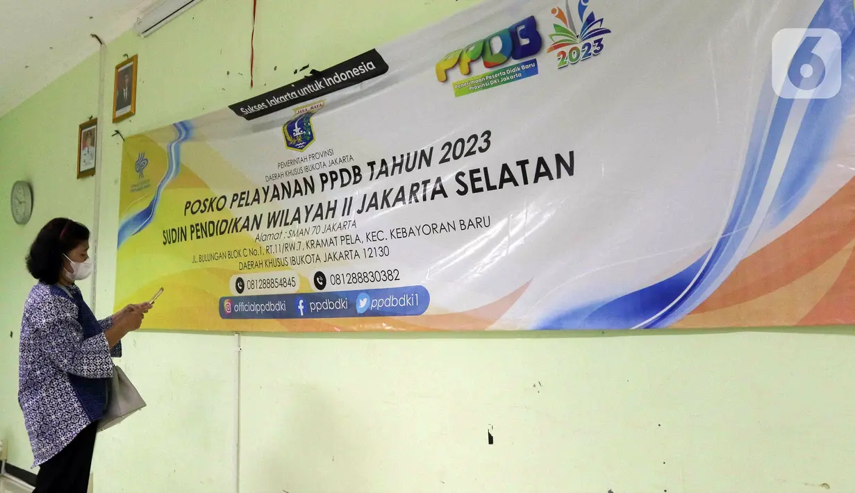 Selanjutnya, scroll dan temukan tulisan "Calon Peserta Didik Melakukan Aktivasi dan Login Secara mandiri sesuai dengan jalur pelaksanaan". Terakhir, klik tombol 'Aktivasi'. (Liputan6.com/Herman Zakharia)