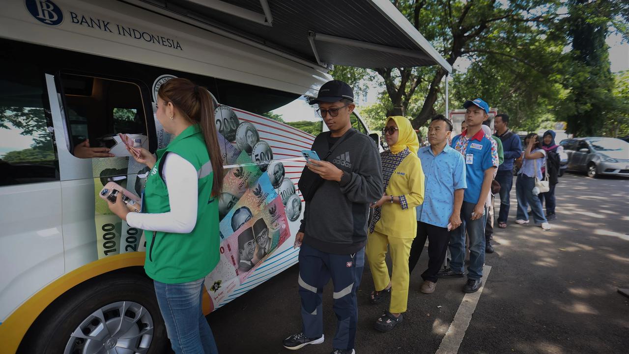 FOTO: Antrean Warga Tukar Uang Baru di Kas Keliling Bank Indonesia