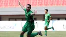 Pemain Bhayangkara FC, Ilija Spasojevic mencetak gol penentu ke arah gawang Sriwijaya FC pada lanjutan Liga 1 2017 di Stadion Patriot Bekasi, Minggu (20/8/2017). Bhayangkara FC menang 2-1. (Bola.com/Nicklas Hanoatubun)