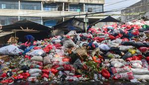 Krisis ini diakibatkan penutupan Tempat Pembuangan Akhir (TPA) sampah di Cipeucang di Serpong, Tangerang Selatan. Tampak dalam foto, pemulung saat berada di antara tumpukan sampah pada salah satu ruas jalan di kawasan Pasar Manggis, Ciputat, Tangerang Selatan, Senin (15/12/2025). (merdeka.com/Arie Basuki)