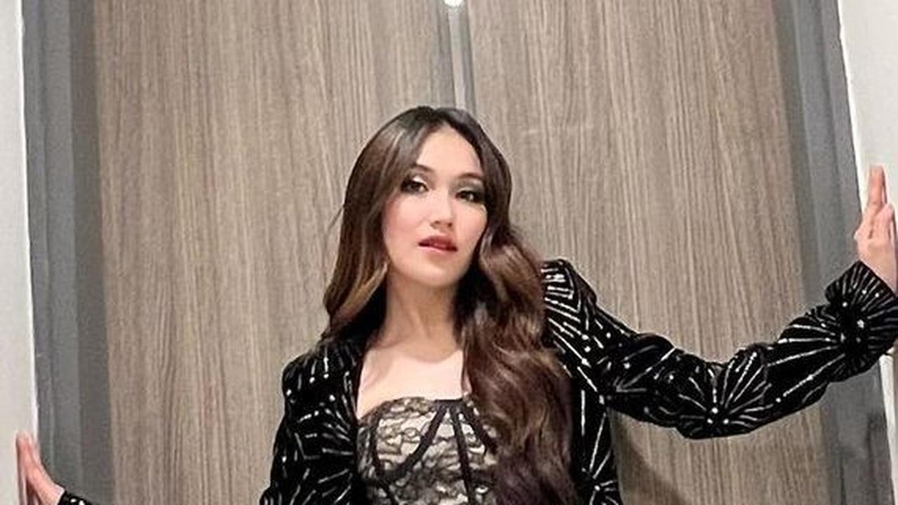 Selama berkarier di dunia musik, Ayu memang kerap menganakan rok mini. Potongan bawahan ini jadi favoritnya karena kesan badannya jadi lebih tinggi.