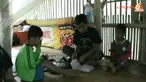 Kemiskinan memaksa seorang janda dan 3 anaknya di Pandeglang, Banten, tinggal di sebuah bangunan bekas kandang ayam. 