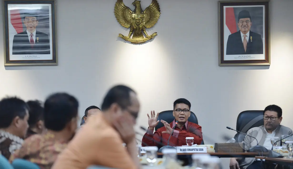 Ahli Hukum Tata Negara Irman Putra Sidin (kemeja merah) memberikan keterangan saat diundang oleh Panitia Hak Angket DPRD DKI Jakarta, Rabu (25/3/2015). (Liputan6.com/Johan Tallo)
