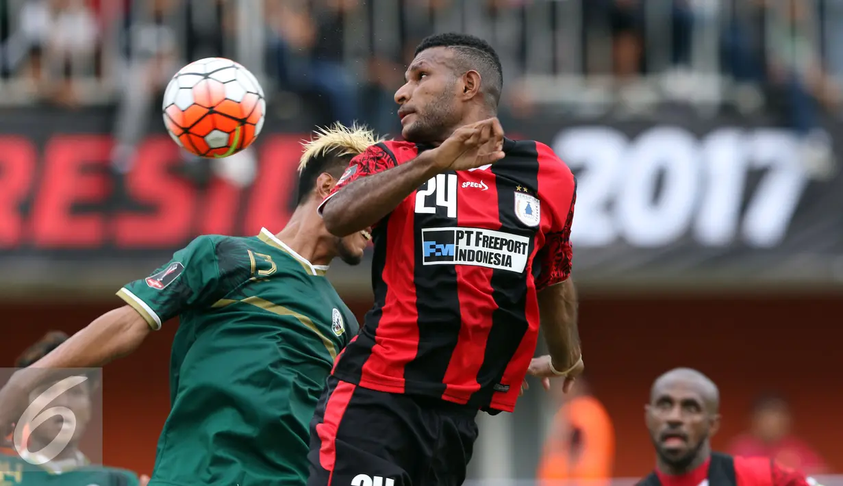 Pemain Persipura, Marinus M Manewar (kanan) menyundul bola ke gawang PSS Sleman saat laga pembuka turnamen Piala Presiden 2017 di Stadion Maguwoharjo, Sleman, Sabtu (4/2). Laga berakhir imbang 0-0. (Liputan6.com/Helmi Fithriansyah)