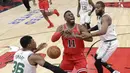 Pebasket Chicago Bulls, David Nwaba, dihadangi pebasket Boston Celtics, Marcus Smart, pada laga NBA di Stadion United Center, Selasa (6/3/2018). Celtics menang 105-89 atas Bulls. (AP/Charles Rex Arbogast)