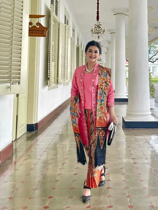 Bella Saphira dengan kebaya pink dan kain batik yang serasi sebagai rok dan selendang. [Foto: Instagram/bellasaphiraofficial]
