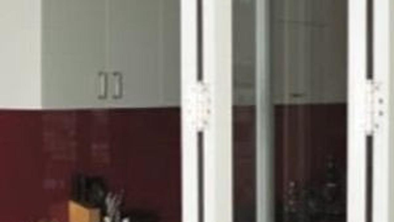4. Jendela Rumah Kayu Lipat<br>