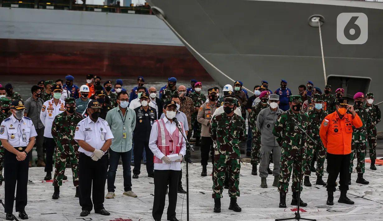Menhub Budi Karya Sumadi memberikan keterangan kepada wartawan terkait jatuhnya pesawat Sriwijaya Air  SJ 182 di JICT Tanjung Priok, Jakarta Utara, Selasa (12/1/2020). Black box atau kotak hitam pesawat Sriwijaya Air SJ182 telah ditemukan oleh pihak TNI AL. (Liputan6.com/Johan Tallo)