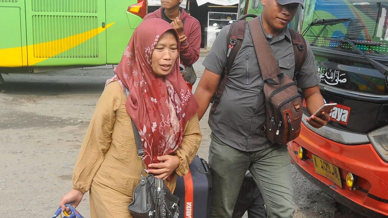Pemudik membawa barang bawaannya saat hendak melakukan perjalanan dari Terminal Bayangan Pondok Pinang, Jakarta Selatan, Selasa (2/4/2024).