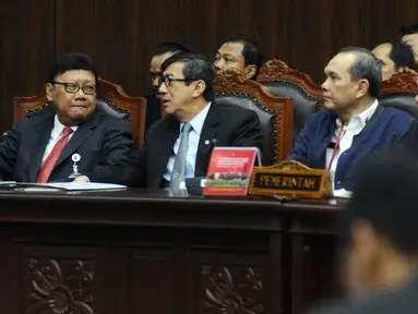 Mendagri, Tjahjo Kumolo (kiri) bersama Menkumham Yasonna Laoly saat menghadiri sidang Judicial Review atas Perppu Ormas di Gedung MK, Jakarta, Rabu (30/8). Sidang mendengarkan keterangan dari pemerintah dan pihak terkait. (Liputan6.com/Helmi Fithriansyah)