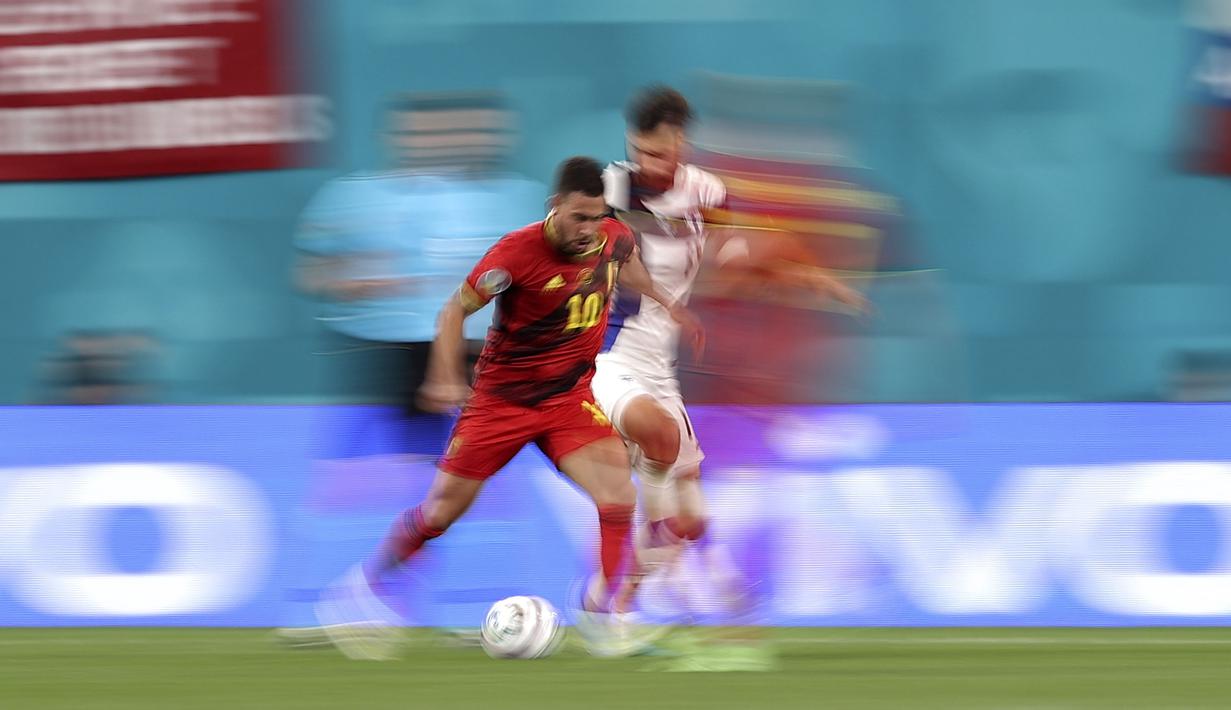 Memasuki babak kedua, Belgia tetap memengang kendali pertandingan. Eden Hazard tak mau kalah untuk mecari peluang. Tembakannya ke gawang Finlandia sayangnya masih menyangkut di kiper Lukas Hradecky. (Foto: AP/Pool/Dmitri Lovetsky)