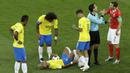 Striker Brasil, Neymar, terkapar saat pertandingan melawan Swiss pada laga Piala Dunia di Stadion Rostov, Rusia, Senin (17/6/2018). Dilanggar sebanyak 10 kali membuat Neymar masuk rekor di Piala Dunia. (AP/Andrew Medichini)