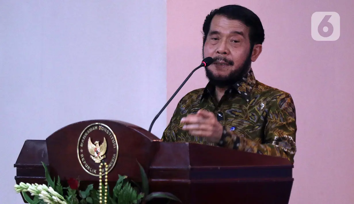 Ketua MK Anwar Usman memberikan sambutan saat acara Pisah Sambut Hakim MK di Gedung MK, Jakarta, Selasa (7/1/2020). Suhartoyo kembali dilantik menjadi Hakim MK, sedangkan I Dewa Gede Palguna digantikan Daniel Yusmic. (Liputan6.com/Johan Tallo)