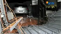 Mobil yang dikendarai seorang pria berusia sekitar 70 tahunan itu menembus pintu besi sebuah ruko yang berada di depan kompleks perumahan.