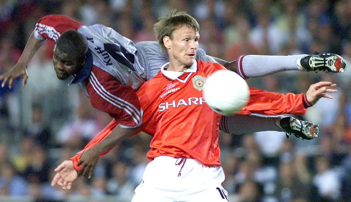 Teddy Sheringham. Striker ini didatangkan Manchester United dari Tottenham Hotspur pada awal musim 1997/1998 senilai 3,5 juta pound. Selama 4 musim ia tampil 153 laga dengan torehan 46 gol dan 28 assist. Banyak gelar diraihnya, seperti 3 trofi Premier League dan 1 Liga Champions. (AFP/Eric Cabanis)