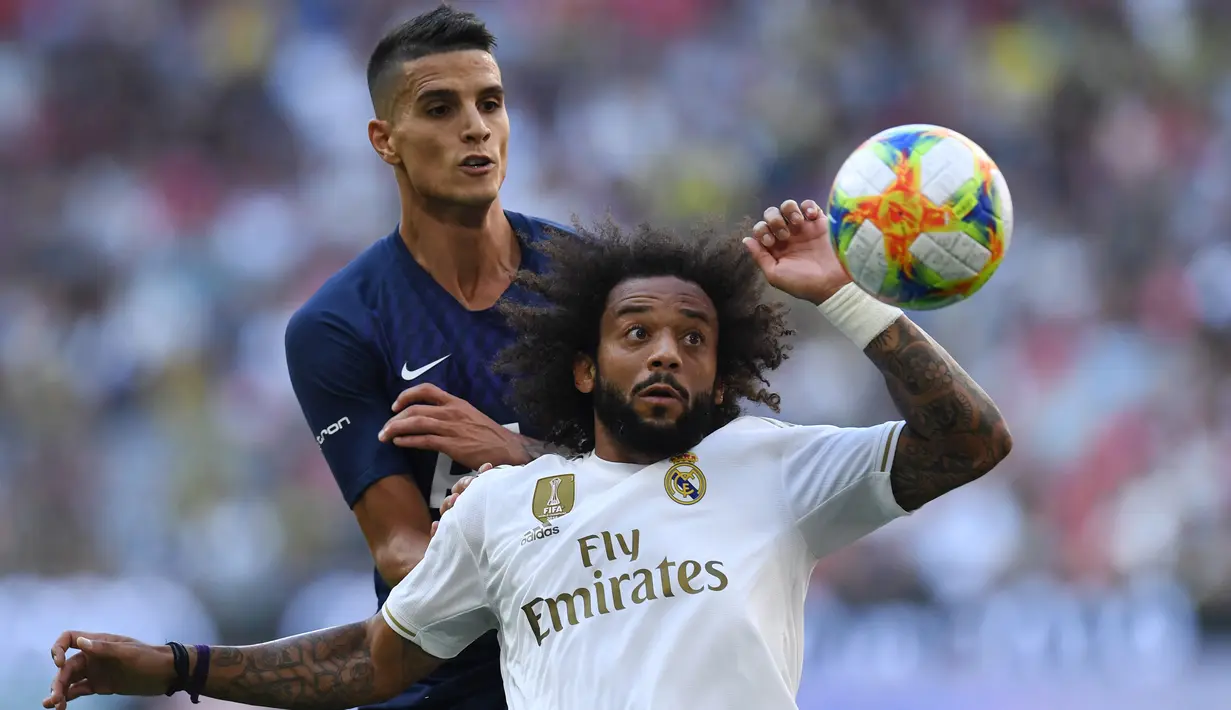 Gelandang Tottenham Hotspur, Erik Lamela berusaha merebut bola dari bek Real Madrid, Marcelo pada pertandingan Audi Cup 2019 di stadion Allianz Arena di Munich, Jerman (30/7/2019). Tottenham menang tipis atas Madrid 1-0. (AFP Photo/Christof Stache)