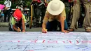 Posko Relawan Pendukung Ahok ramaikan suasana Car Free Day di Bundaran HI, Jakarta, Minggu (15/3/2015). Aksi pengumpulan tanda tangan sebagai bentuk dukungan kepada Gubernur DKI Jakarta memberantas korupsi di DPRD Jakarta. (Liputan6.com/Yoppy Renato)
