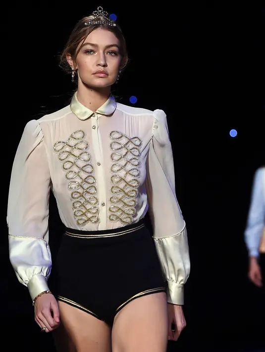 Malang naas nasib dari fans wanita tersebut terjatuh karena terdesak suasana yang sangat ramai, terjadilah insiden kecil pada saat Zayn Malik dan Gigi Hadid memasuki area panggung peluncuran album terbaru Zayn Malik. (AFP/Bintang.com)