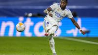 Bek Real Madrid, David Alaba mengumpan bola saat bertanding melawan Athletic Bilbao pada pertandingan lanjutan La Liga Spanyol di Santiago Bernabeu di Madrid, Spanyol, Kamis (2/12/2021). Kemenangan atas Bilbao membuat Madrid kokoh di puncak klasemen dengan 36 poin. (AP Photo/Bernat Armangue)